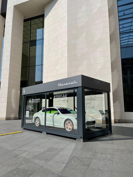 Schöner Showroom als Hingucker durch unsere Eventcontainer für Masarati. Showroom Eventcontainer Maserati 1