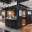 Foto Ein dunkelgrauer Überseecontainer, der als mobile Pfandrückgabestation auf einer Messe aufgebaut ist, ausgestattet mit Einwurföffnungen für Becher, digitalen Displays und Beschilderung auf Deutsch und Englisch.